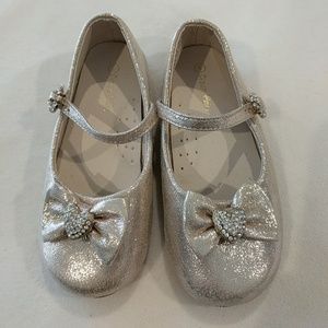 EUC Girls Sz 9 Gold Sparkly Shoes with Jewel Bow